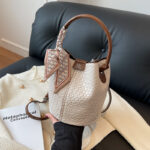 Handbag shoulder bag woven bucket bag - imagine 6