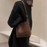 Fashionable Large Capacity Simple One Shoulder Crossbody Bag Retro Texture Bucket Bag Women's Bag - imagine 6